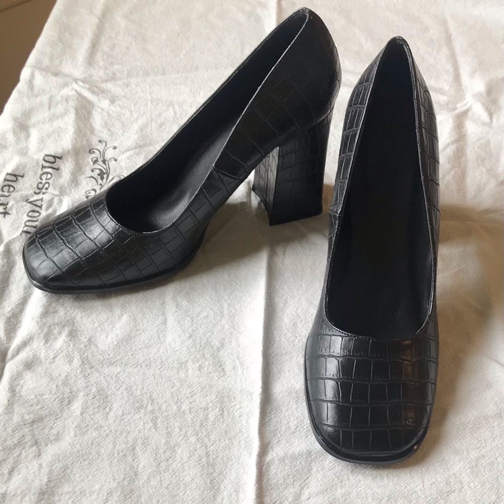 NWOT Black Chunky Heels
